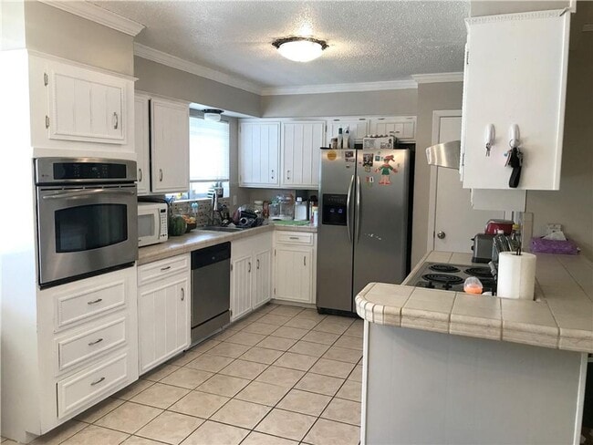 Building Photo - 5 Bedroom 3 Full Baths on the Southside