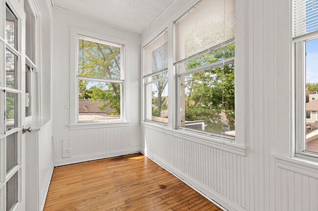Building Photo - 3936 N Marshfield Ave