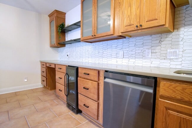 Building Photo - Modern 2-Bedroom Condo Across from the Bay...