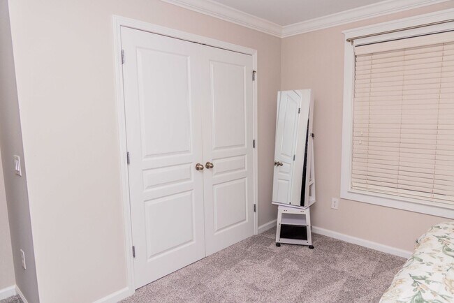 Building Photo - 2 Bedroom/ 2 bath - entry level END UNIT with side balcony & upgraded kitchen and bathrooms- only...