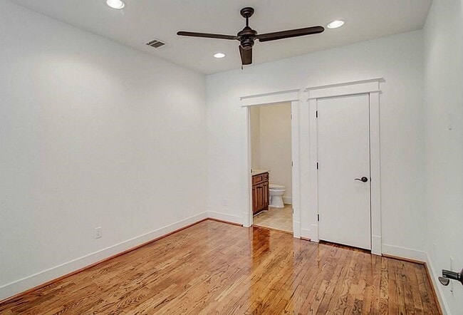 Building Photo - 5810 Venice St