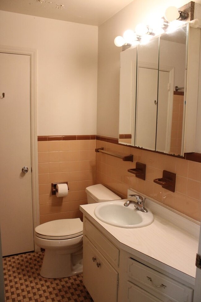 Building Photo - 1705 Hillcrest Dr W