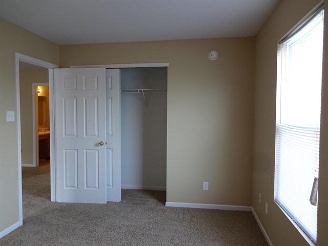Building Photo - 489 Bourneside Dr