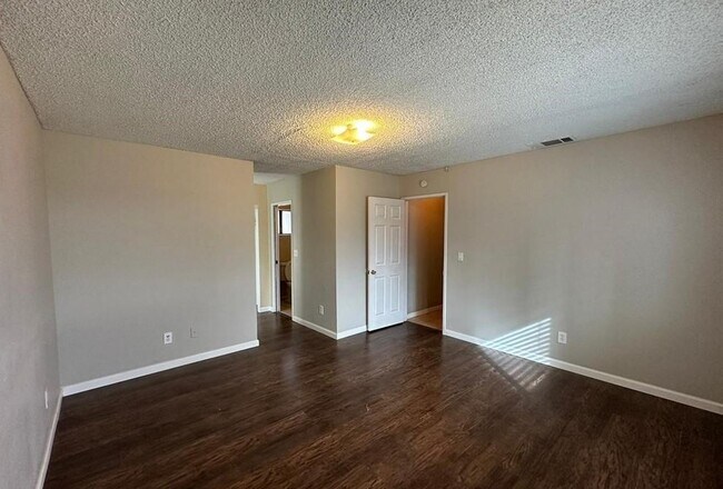 Building Photo - 9470 Peach Ave