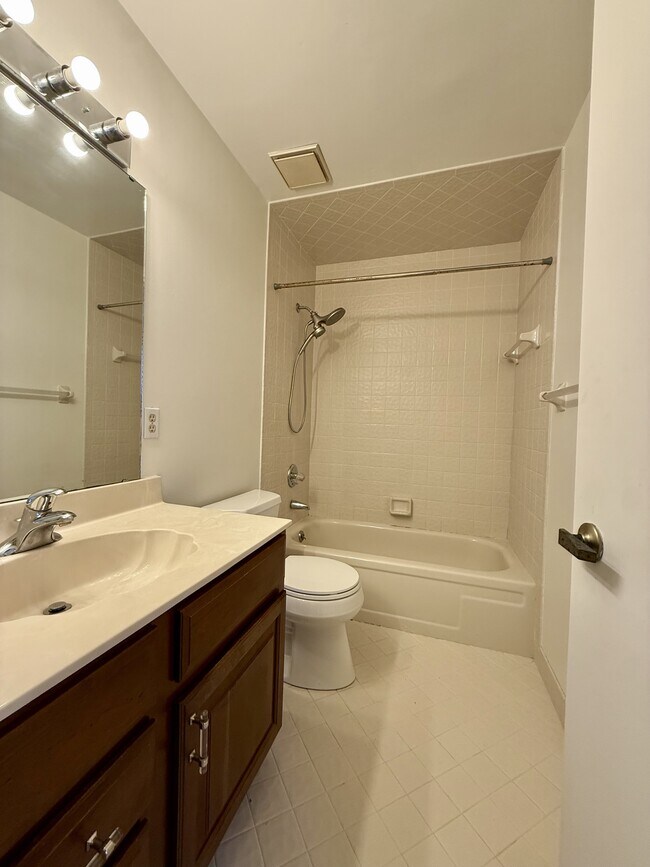 Building Photo - 2437 Burgundy Ct