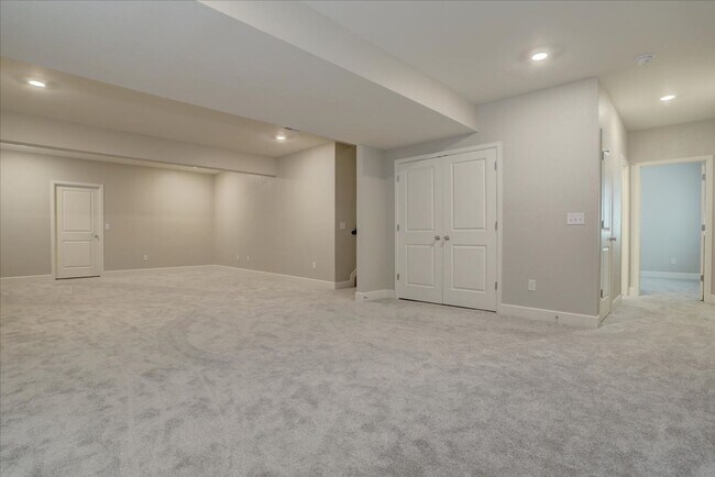 Building Photo - 5-Bed/4-Bath built in 2022!