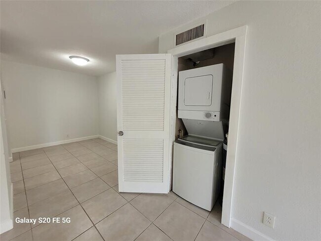 Building Photo - 10880 Royal Palm Blvd