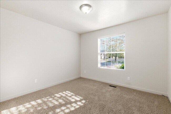 Building Photo - Single Level 3-bedroom 2-bathroom home in SW Boise