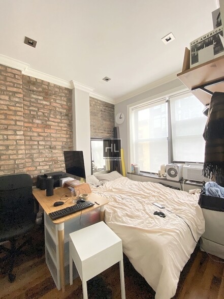 Building Photo - Mulberry Street