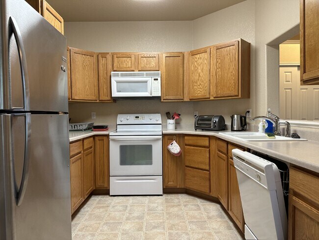 Building Photo - Beautiful home in Villege For Rent, Comfortable Living in a Convenient Central Location