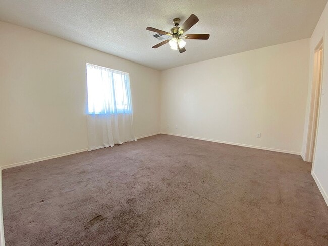 Building Photo - East El Paso 4 bed Refirg A/C