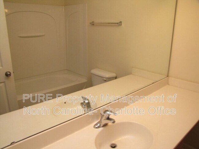 Building Photo - 1336 Green Oaks Ln