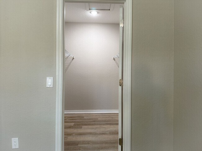 Building Photo - Crescent Place - 22-206
