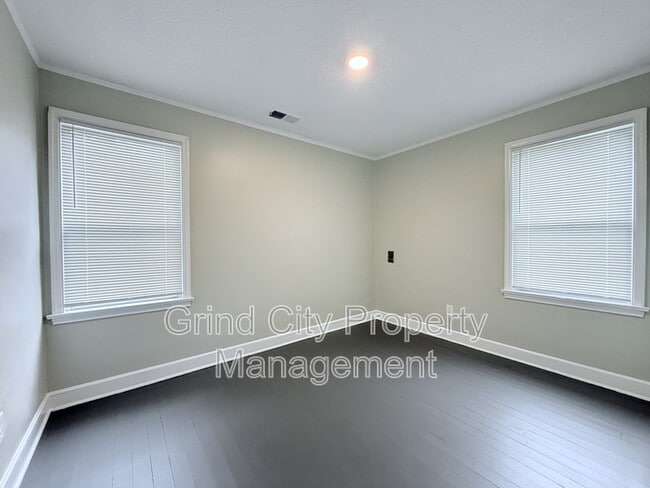 Building Photo - 2844 Dell Ave