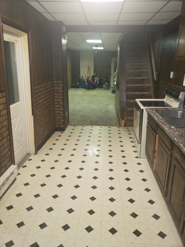 Building Photo - 1323 W Norwegian St