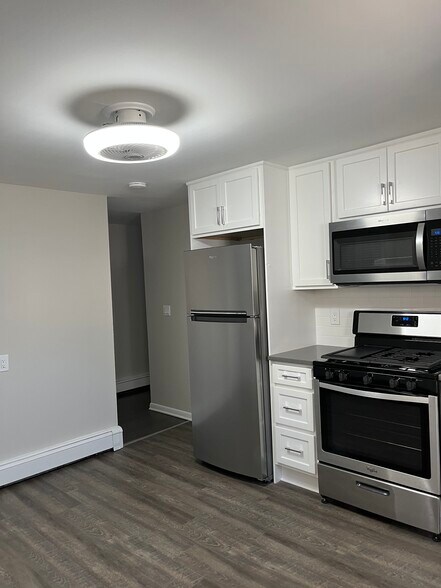 Building Photo - 386 Main St