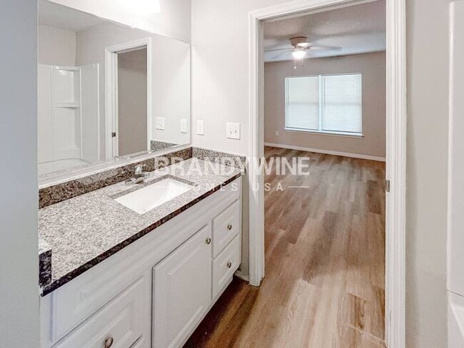 Building Photo - 5301 Oaktrail Ln