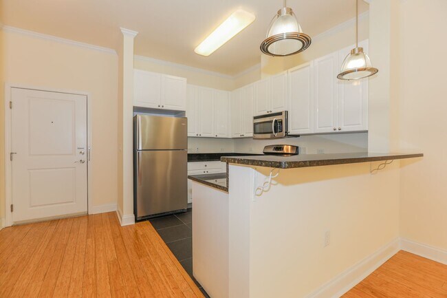 Building Photo - 1/Bdrm 1/Bath - Waterfront - EZ Transport to NYC