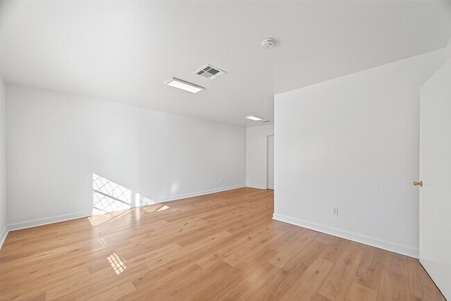 Building Photo - 9011 Landsdowne Dr