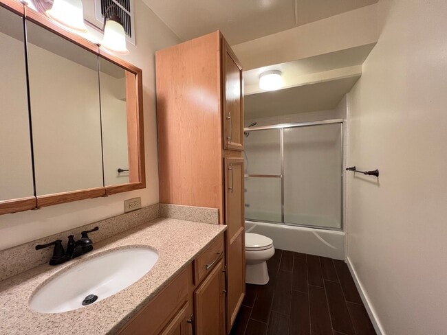 Building Photo - 2BD/2BA/2PKG. Furnished, Waikiki, Views, Breeze