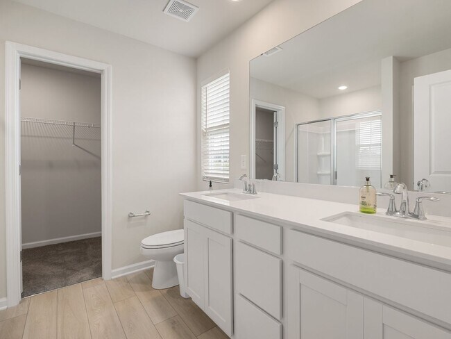 Building Photo - Modern 5BR Home with Quartz Kitchen & Open...
