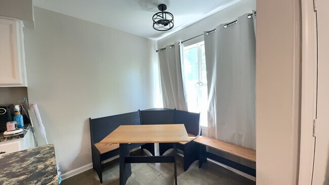 Building Photo - Beautiful 3BR Townhome in Gated Kings Square Community