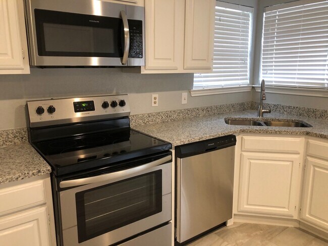Building Photo - 3/2/2 Great neighborhood!  Move in Ready!