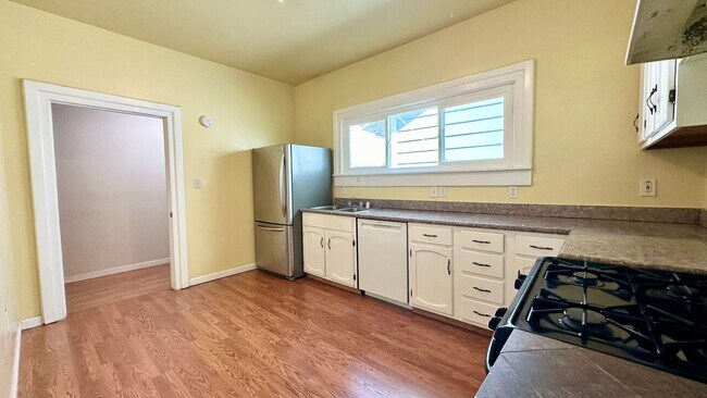 Building Photo - Spacious Upper Unit of a Duplex in Downtown Oakland w/ Shared Yard