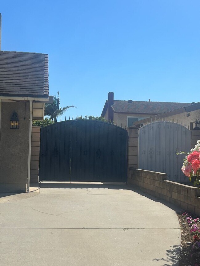 Building Photo - 2 Story Home for Rent in North Oxnard