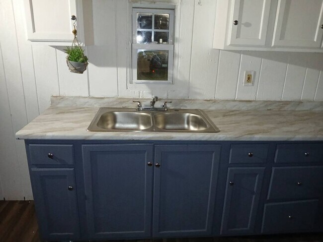 Building Photo - Spacious & Affordable Home In Lima!