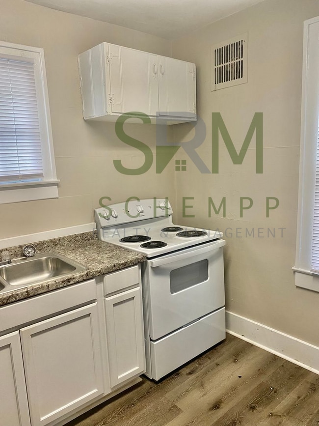 Building Photo - Two Bedroom House with Detached Garage-Section 8 Accepted