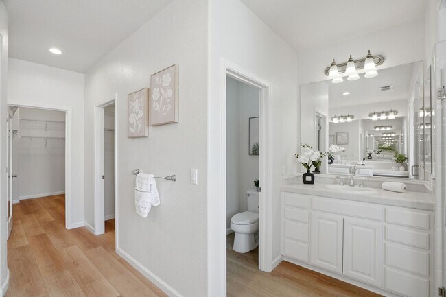 Building Photo - BRIGHT, OPEN RESIDENCE IN RIVERMARK HOME WITH EXCELLENT LAYOUT