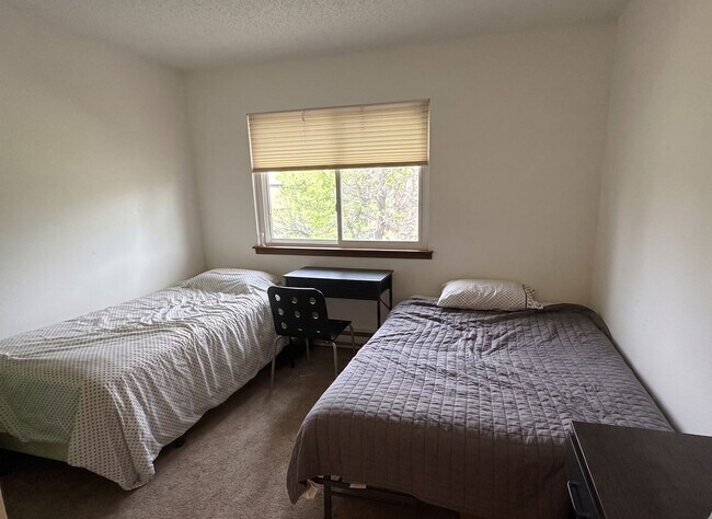 Building Photo - Spacious 3BR Townhome | 50 Yards to Coal Creek Trail!!