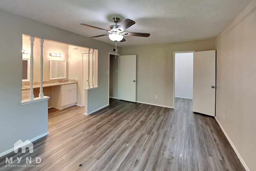 Building Photo - 2822 Canary Ln