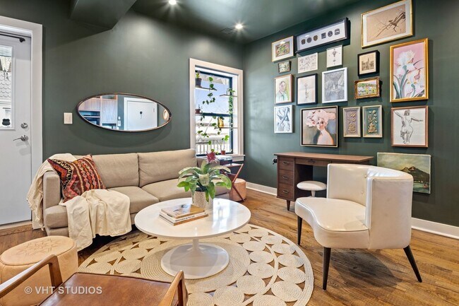 Building Photo - 1454 W Roscoe St