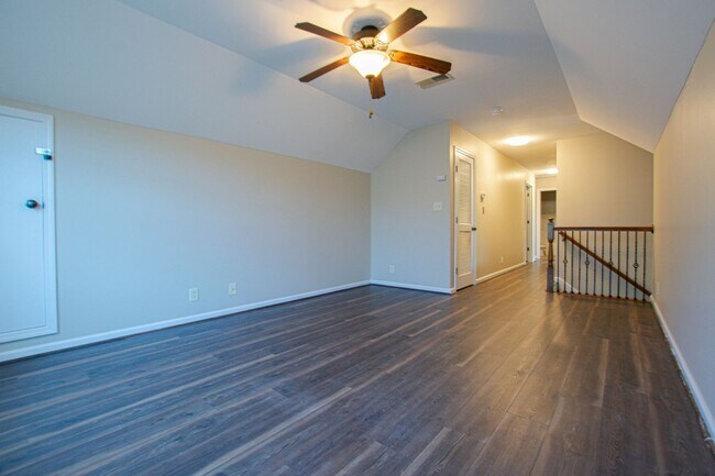 Building Photo - Pet Friendly Three Bedroom with Bonus!