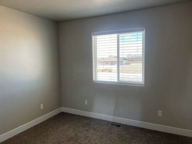 Building Photo - Cedar Reserves Town Home!