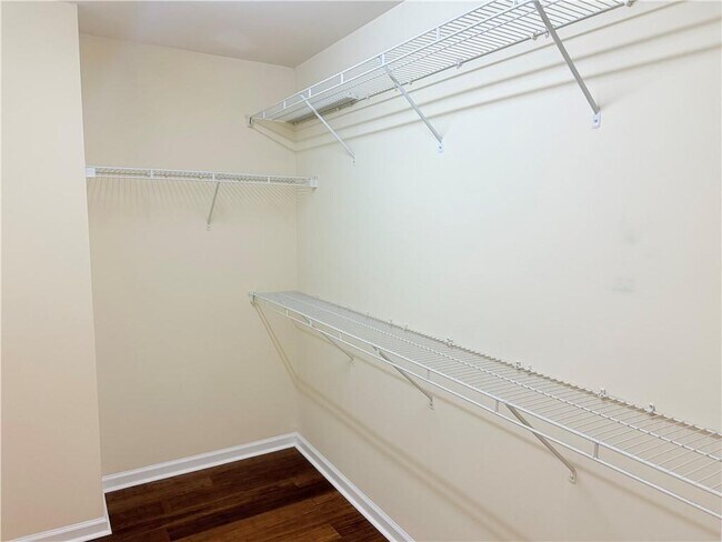 Building Photo - 2380 Fairlie Dr