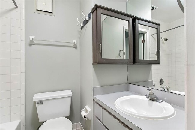 Building Photo - 754 N Westmoreland Dr