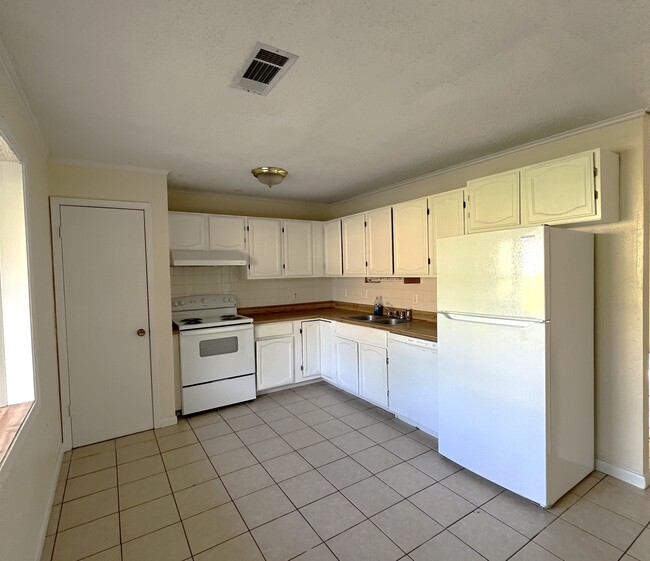 Building Photo - 1043 Westwood Dr