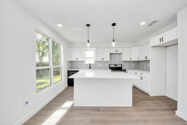 Building Photo - 2911 Meadowgrass Ln