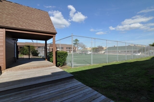 Building Photo - 904 University Oaks Blvd