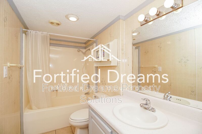 Building Photo - 309 E 11th St