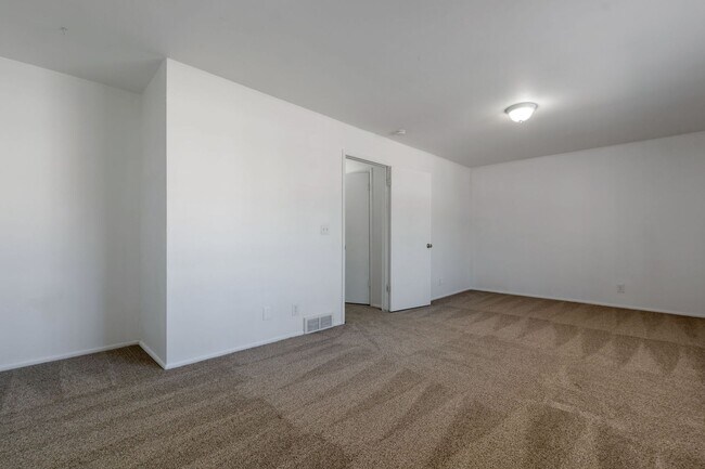 Building Photo - NEW CARPET - 3 Bed, 2 Bath Midvale Duplex with Garage