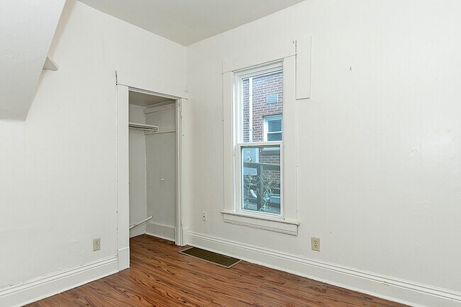Building Photo - 117 Louis St