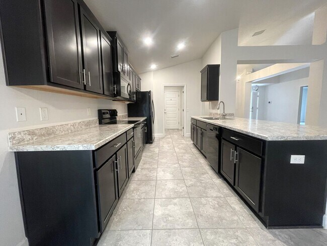 Building Photo - Amazing 3 Bed/2Bath/3 Car Garage Home in Hudson!