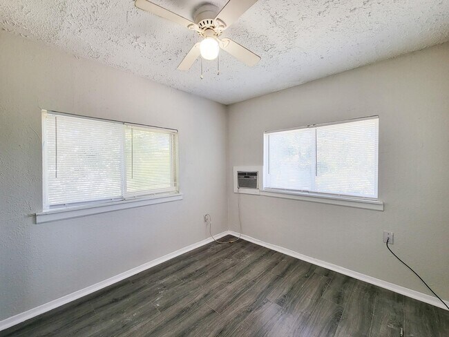 Building Photo - 711 Ave A Ave