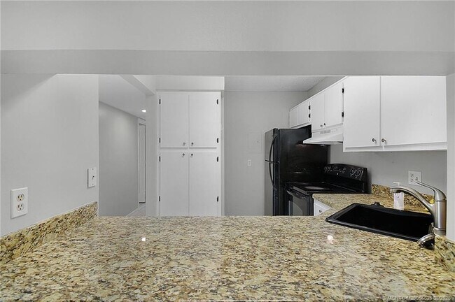 Building Photo - 1008 Green Pine Blvd