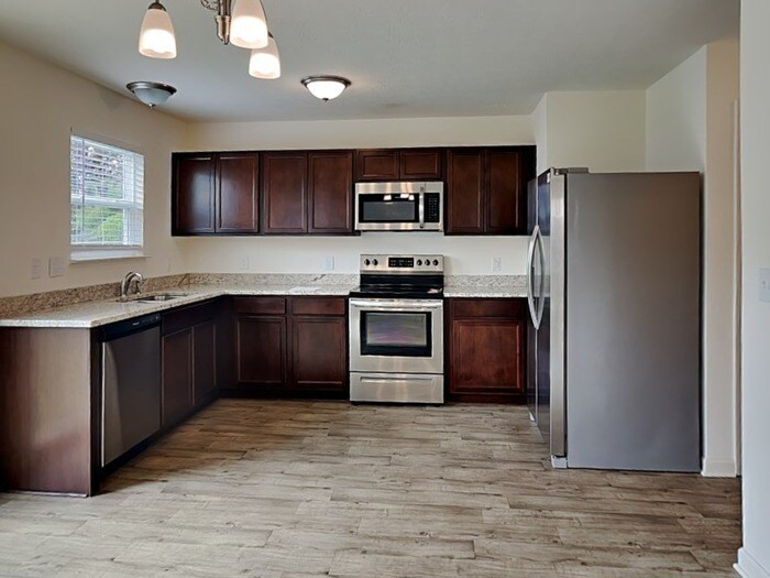 Building Photo - 10921 Woods Dr