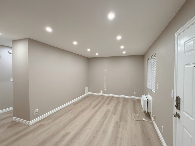 Building Photo - 374 N Ave 57